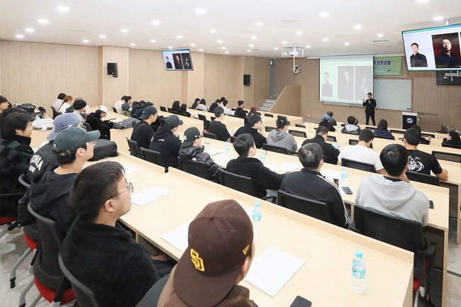 우석대가 12일 전주캠퍼스 교양관 1층 장길남홀에서 임태형 전주교육대학교 교수를 초청해 ‘AI 시대, 우리 삶의 변화와 올바른 대학생활’을 주제로 특강을 진행했다. / 우석대
