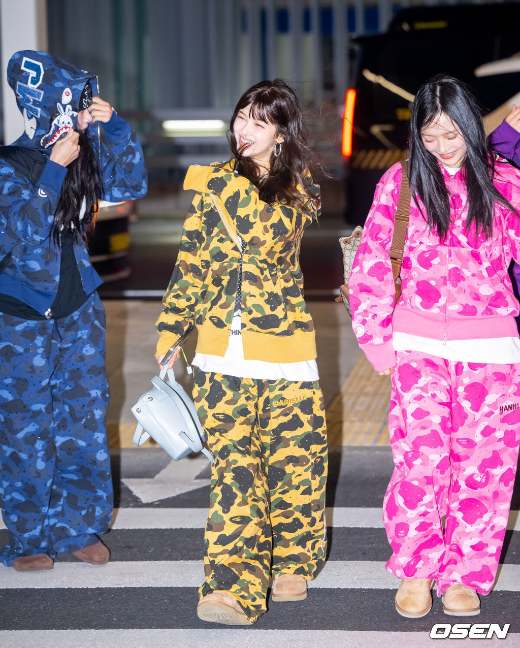 그룹 뉴진스가 26일 오전 인천국제공항을 통해 '제9회 아시아 아티스트 어워즈'(The 9th Asia Artist Awards 이하 AAA) 시상식 참석 차 태국 방콕으로 출국했다.'AAA'는 지난 2016년 처음 개최, 배우와 가수를 통합해 시상하는 국내 최초의 통합 시상식이다.그룹 뉴진스 민지와 다니엘, 하니가 출국장으로 이동하고 있다   2024.12.26 / soul1014@osen.co.kr