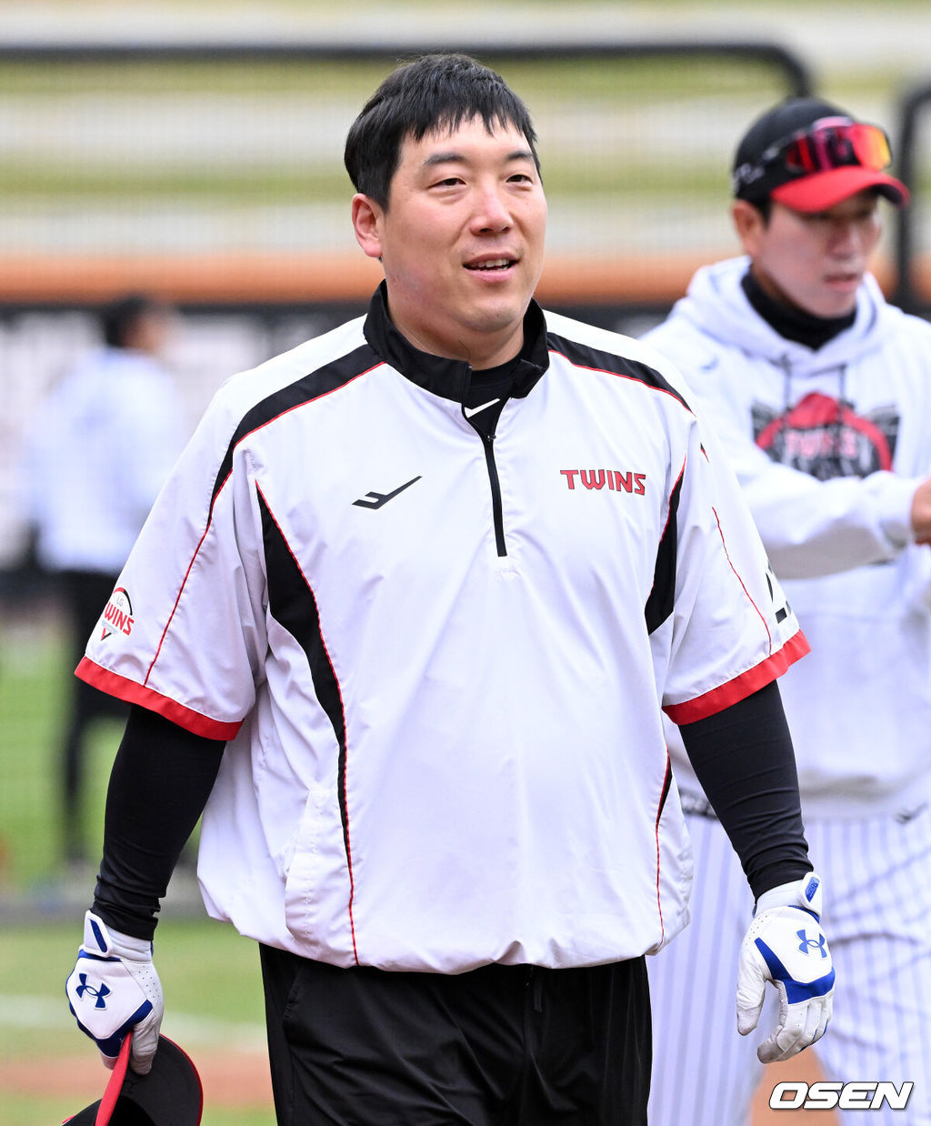 30일 대전 한화생명볼파크에서 2025 신한 SOL Bank KBO리그 포스트시즌 한국시리즈 4차전 한화 이글스와 LG 트윈스의 경기가 열렸다.이날 경기에 한화는 와이스를, LG는 치리노스를 선발투수로 내세웠다. 경기에 앞서 LG 김현수가 훈련장으로 이동하고 있다. 2025.10.30 /sunday@osen.co.kr