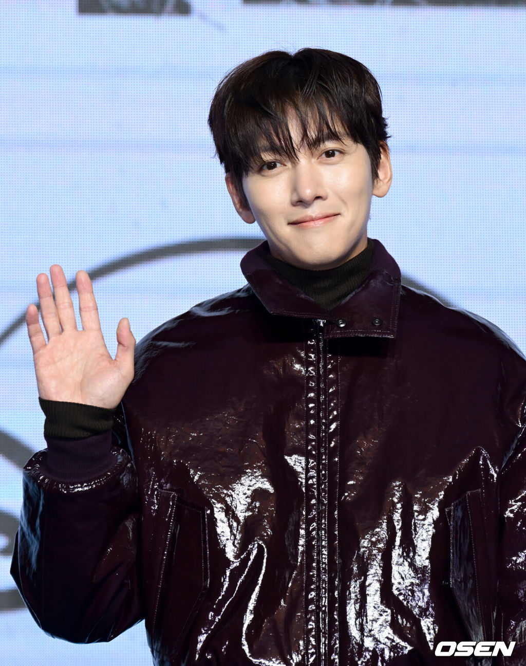 디즈니+ 오리지널 시리즈 ‘조각도시’ 제작발표회가 서울 영등포구 여의도 콘래드 서울에서 열렸다.‘조각도시’는 평범한 삶을 살던 태중(지창욱)이 어느 날 억울하게 흉악한 범죄에 휘말려 감옥에 가게 되고, 모든 것은 요한(도경수)에 의해 계획되었다는 것을 알게 되면서 그를 향한 복수를 실행하는 액션 드라마를 그린 작품이다. 이날 현장에는 지창욱, 도경수, 김종수, 조윤수 그리고 이광수가 참석했다.배우 지창욱이 포즈를 취하고 있다. 2025.11.03 /cej@osen.co.kr