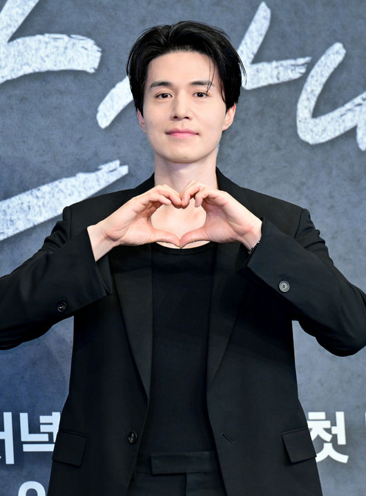 JTBC 새 금요시리즈 ‘착한 사나이’ 제작발표회가 14일 서울 구로구 한 연회장에서 열렸다.‘착한 사나이’(연출 송해성·박홍수, 극본 김운경·김효석, 제공 SLL, 제작 하이브미디어코프·하이그라운드)는 3대 건달 집안의 장손이자 의외의 순정을 품은 박석철과 가수를 꿈꾸는 그의 첫사랑 강미영이 펼치는 감성 누아르다.배우 이동욱이 포즈를 취하고 있다. 2025.07.14/cej@osen.co.kr