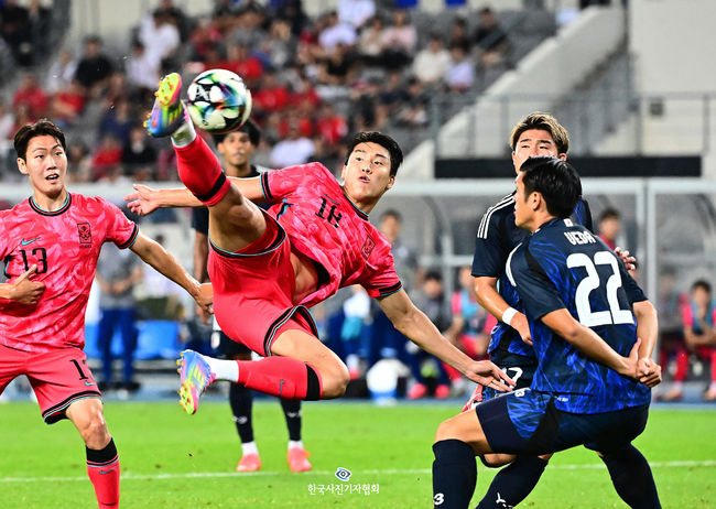 <이달의보도사진상 - 우수상>15일 용인 미르스타디움에서 열린 2025 동아시아축구연맹(EAFF) E-1 챔피언십(동아시안컵) 대한민국과 일본의 경기에서 후반 한국 이호재가 시저스킥을 시도하고 있다<지형준기자/ 오 센/ 한국사진기자협회 - 무단전재 재배포금지>