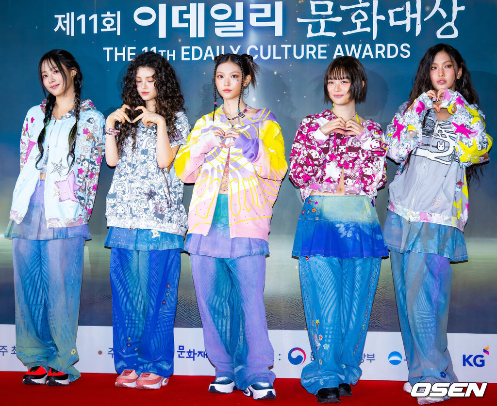 25일 오후 서울 종로구 세종문화회관 예술의 정원에서 제11회 이데일리 문화대상 레드카펫 포토월 행사가 진행됐다.연극·클래식·무용·국악·뮤지컬·콘서트 등 총 6개 부문 최우수작을 선정하고 이 중 한 작품을 대상작으로 선정한다.뉴진스가 입장하며 포즈를 취하고 있다. 2024.10.25 / rumi@osen.co.kr