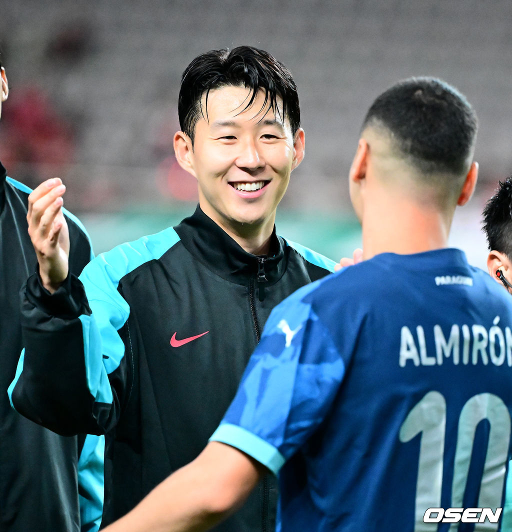 한국 축구가 안방에서 '남미 강호' 파라과이를 물리치며 사상 최초의 2026 국제축구연맹(FIFA) 북중미 월드컵 포트 2 확보에 청신호를 켰다.한국 축구대표팀은 14일 오후 8시 서울월드컵경기장에서 열린 A매치 친선 경기에서 파라과이를 2-0으로 제압했다. 지난 10일 일본 원정에서 2-2로 비기고 온 파라과이는 한국에 덜미를 잡히며 10월 아시아 투어를 1무 1패로 마감하게 됐다.경기에 앞서 한국 손흥민이 파라과이 알미론과 인사를 나누고 있다. 2025.10.14. /jpnews@osen.co.kr