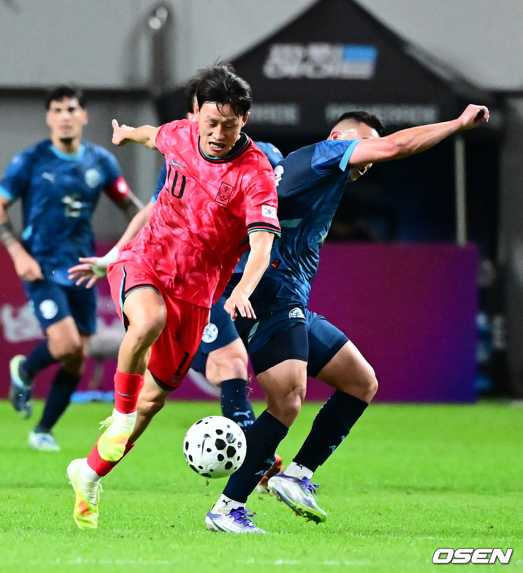 홍명보 감독이 이끄는 대한민국 대표팀과 파라과이의 A매치 평가전이 14일 오후 서울월드컵경기장에서 열렸다.'남미 강호' 파라과이는 지난 10일 일본 원정에서 2-2 무승부를 거두고 온 팀이다. 이번 경기는 홍명보호의 2026 북중미 월드컵 포트 배정을 두고도 중요한 일전이다. 현재 한국은 오스트리아, 호주, 에콰도르와 치열한 포트 2 막차 경쟁을 벌이고 있다.후반 한국 이재성이 드리블을 하고 있다. 2025.10.14. /jpnews@osen.co.kr