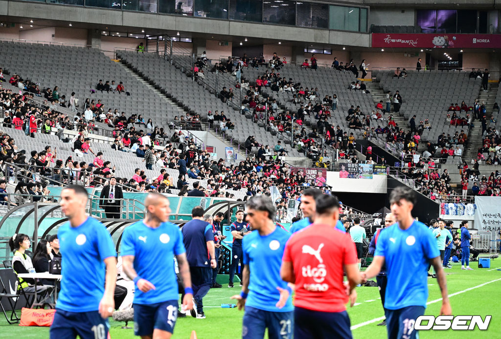 홍명보 감독이 이끄는 대한민국 대표팀과 파라과이의 A매치 평가전이 14일 오후 서울월드컵경기장에서 열렸다.'남미 강호' 파라과이는 지난 10일 일본 원정에서 2-2 무승부를 거두고 온 팀이다. 이번 경기는 홍명보호의 2026 북중미 월드컵 포트 배정을 두고도 중요한 일전이다. 현재 한국은 오스트리아, 호주, 에콰도르와 치열한 포트 2 막차 경쟁을 벌이고 있다.경기 개시 30분 정도 앞둔 시점에 관중석이 절반 가까이 비어 있다. 2025.10.14. /jpnews@osen.co.kr