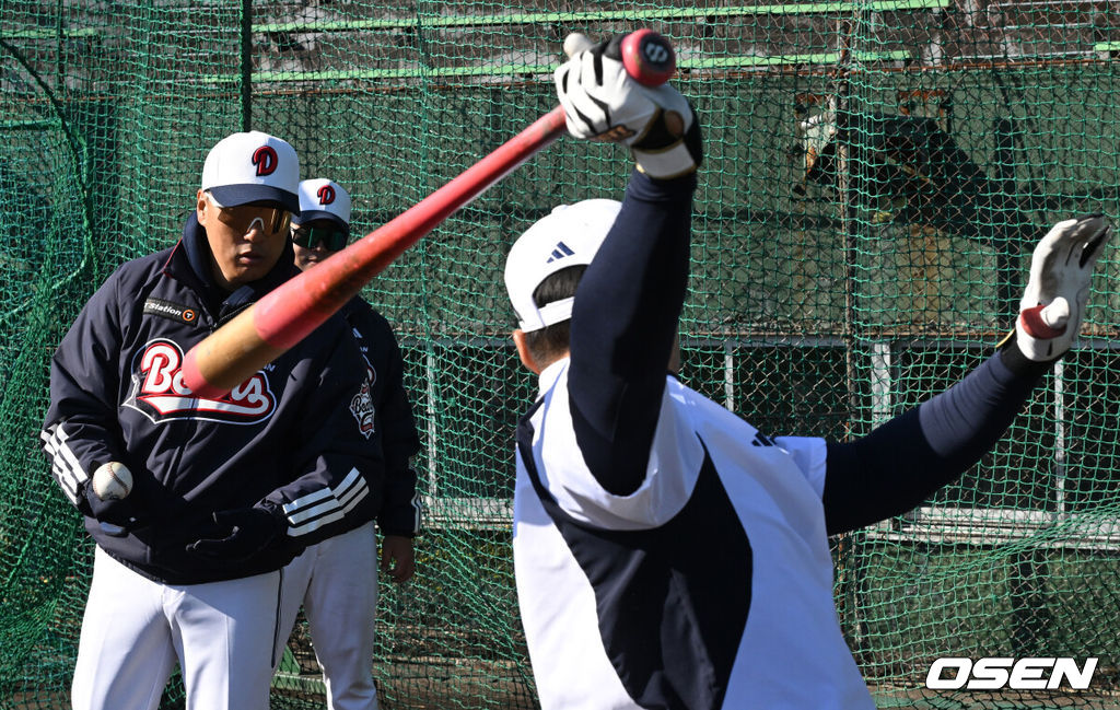 두산 이승엽 감독이 추재현의 타격을 지도하고 있다. 2025.02.25 /jpnews@osen.co.kr