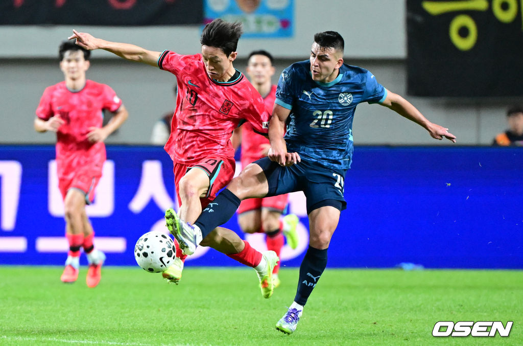 홍명보 감독이 이끄는 대한민국 대표팀과 파라과이의 A매치 평가전이 14일 오후 서울월드컵경기장에서 열렸다.'남미 강호' 파라과이는 지난 10일 일본 원정에서 2-2 무승부를 거두고 온 팀이다. 이번 경기는 홍명보호의 2026 북중미 월드컵 포트 배정을 두고도 중요한 일전이다. 현재 한국은 오스트리아, 호주, 에콰도르와 치열한 포트 2 막차 경쟁을 벌이고 있다.후반 대한민국 이재성에게 파라과이 오제다가 반칙을 범하고 있다. 이후 해당 반칙으로 옐로카드를 받았다. 2025.10.14 /cej@osen.co.kr