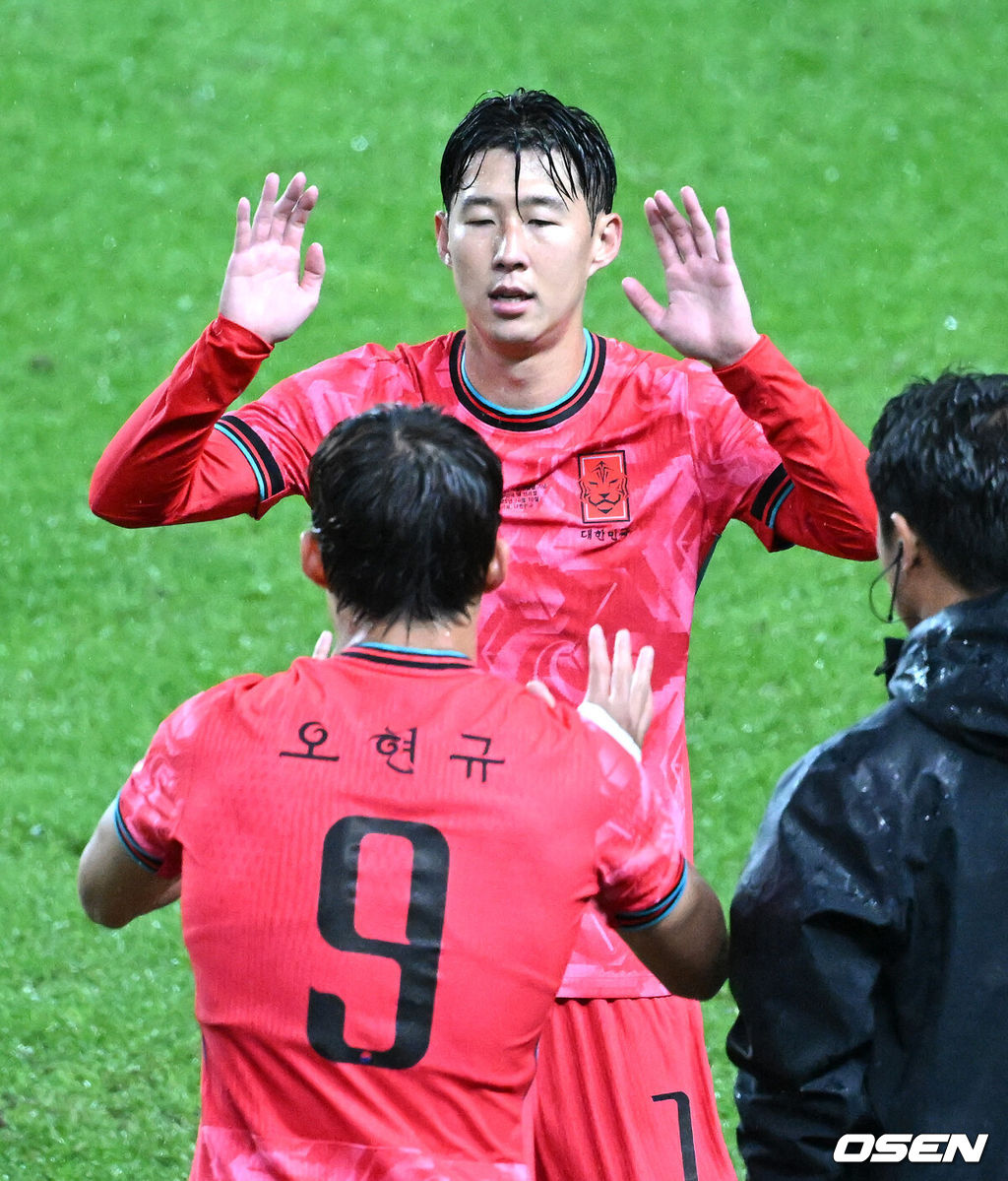 홍명보 감독이 이끄는 대한민국 대표팀은 10일 오후 서울월드컵경기장에서 '세계 최강' 브라질과 A매치 평가전을 가졌다.한국이 브라질을 상대로 마지막으로 웃은 건 1999년 3월 28일이었다. 당시 잠실에서 열린 친선경기에서 김도훈의 결승골로 1-0 승리를 거뒀다. 다만, 그 승리가 마지막이었다. 한국은 브라질을 상대로 1승 1무 8패에 그쳤다. 브라질과의 이번 경기는 단순한 친선전이 아닌, 2026 북중미 월드컵을 향한 본격적인 시험대다. 후반 한국 손흥민이 오현규와 교체되고 있다. 2025.10.10 /sunday@osen.co.kr