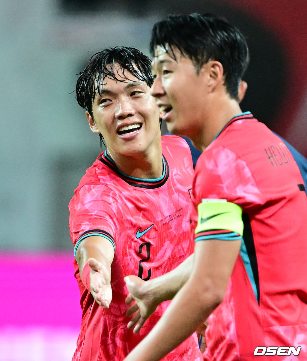 한국 축구가 안방에서 '남미 강호' 파라과이를 물리치며 사상 최초의 2026 국제축구연맹(FIFA) 북중미 월드컵 포트 2 확보에 청신호를 켰다.한국 축구대표팀은 14일 오후 8시 서울월드컵경기장에서 열린 A매치 친선 경기에서 파라과이를 2-0으로 제압했다. 지난 10일 일본 원정에서 2-2로 비기고 온 파라과이는 한국에 덜미를 잡히며 10월 아시아 투어를 1무 1패로 마감하게 됐다.전반 대한민국 이명재가 손흥민과 하이파이브를 하고 있다. 2025.10.14 /cej@osen.co.kr