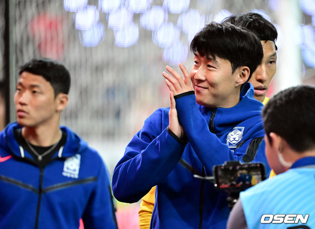 한국 축구가 안방에서 '남미 강호' 파라과이를 물리치며 사상 최초의 2026 국제축구연맹(FIFA) 북중미 월드컵 포트 2 확보에 청신호를 켰다.한국 축구대표팀은 14일 오후 8시 서울월드컵경기장에서 열린 A매치 친선 경기에서 파라과이를 2-0으로 제압했다. 지난 10일 일본 원정에서 2-2로 비기고 온 파라과이는 한국에 덜미를 잡히며 10월 아시아 투어를 1무 1패로 마감하게 됐다.대한민국 손흥민이 승리를 기뻐하고 있다. 2025.10.14 /cej@osen.co.kr