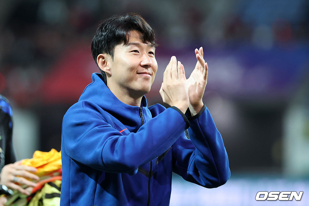 SEOUL, SOUTH KOREA - OCTOBER 14: Son Heung Min of South Korea applauds fans after the team's 2-0 victory in the international friendly between South Korea and Paraguay at Seoul World Cup Stadium on October 14, 2025 in Seoul, South Korea. (Photo by Chung Sung-Jun/Getty Images)