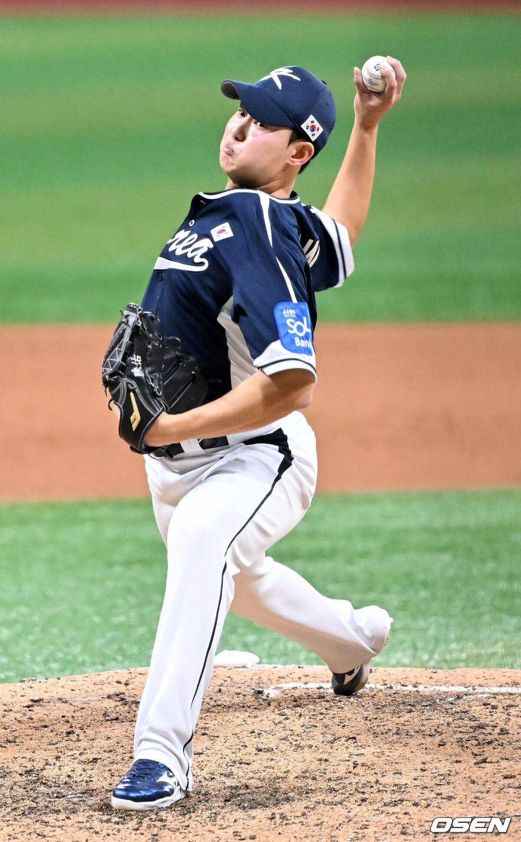 류지현 감독이 이끄는 한국 대표팀이 체코 대표팀과 평가전을 2연승으로 마쳤다. 한국 대표팀은 9일 서울 고척스카이돔에서 열린 ‘2025 NAVER K-BASEBALL SERIES’ 체코와 2번째 평가전에서 장단 17안타를 터뜨리며 11-1로 승리했다.9회말 마운드에 오른 한국 김영우가 힘차게 공을 뿌리고 있다. 2025.11.09 / rumi@osen.co.kr