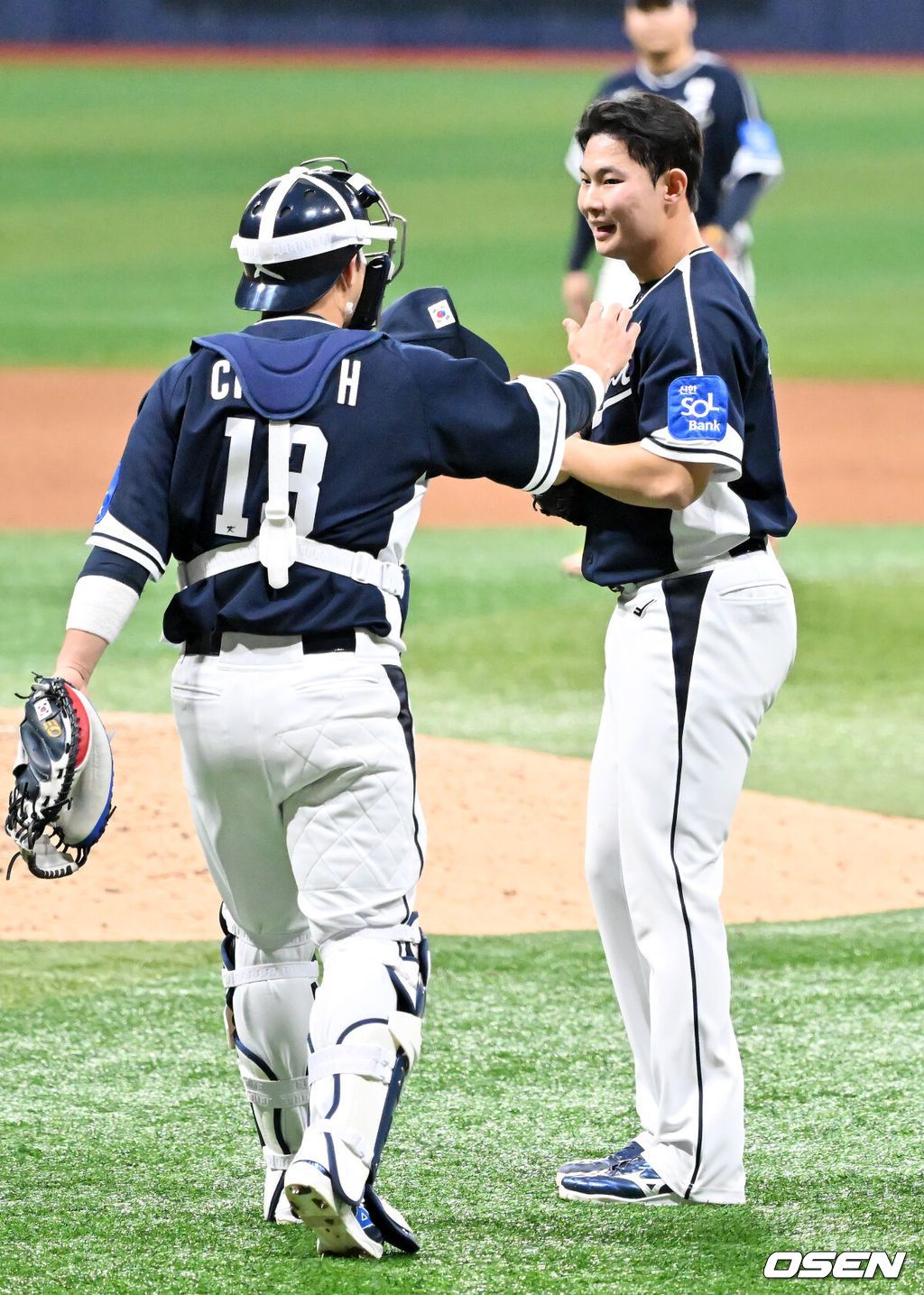 류지현 감독이 이끄는 한국 대표팀이 체코 대표팀과 평가전을 2연승으로 마쳤다. 한국 대표팀은 9일 서울 고척스카이돔에서 열린 ‘2025 NAVER K-BASEBALL SERIES’ 체코와 2번째 평가전에서 장단 17안타를 터뜨리며 11-1로 승리했다.경기를 마치고 한국 김영우가 최재훈과 승리의 기쁨을 나누고 있다. 2025.11.09 / rumi@osen.co.kr