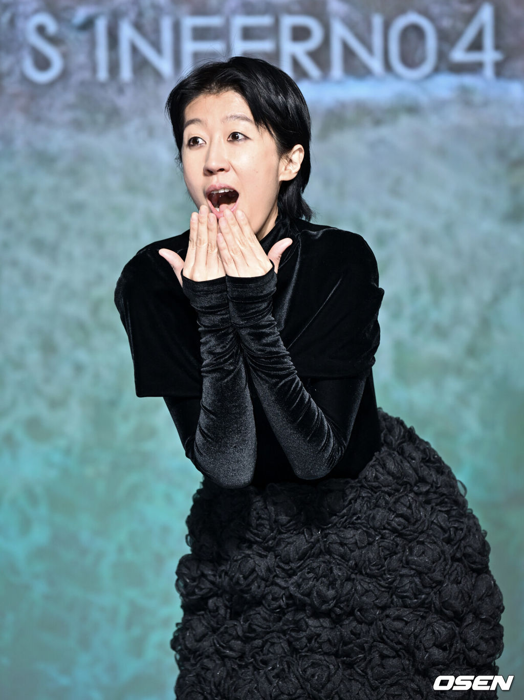 넷플릭스 오리지널 '솔로지옥4’ 제작발표회가 8일 서울 마포구 호텔 나루 엠갤러리에서 열렸다.‘솔로지옥4’는 커플이 되어야만 나갈 수 있는 외딴 섬, ‘지옥도’에서 펼쳐질 솔로들의 솔직하고 화끈한 데이팅 리얼리티쇼다.홍진경이 포즈를 취하고 있다. 2025.01.08. /cej@osen.co.kr