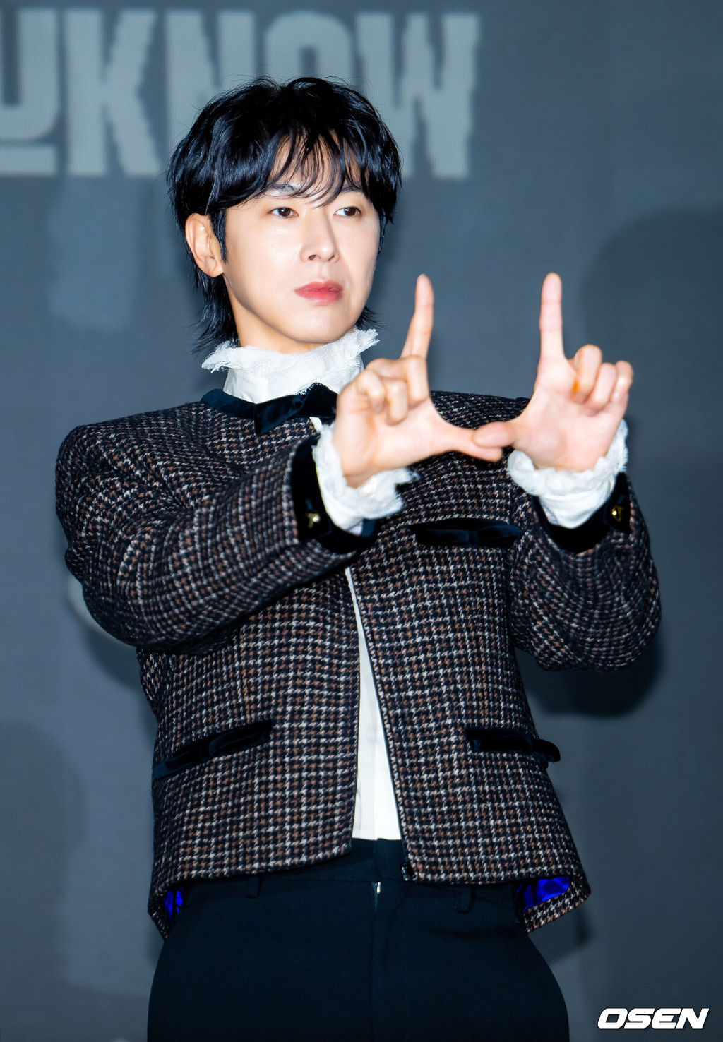 5일 오후 서울 송파구 신천동 소피텔 앰배서더 서울 호텔에서 유노윤호 정규 1집 ‘I-KNOW’ 발매 기념 기자간담회가 열렸다.올해 데뷔 22주년을 맞는 1.5세대 K-팝 그룹의 대표주자인 한류듀오 '동방신기'(TVXQ) 유노윤호가 5일 오후 첫 정규 앨범 '아이-노우(I-KNOW)'를 발매한다. 이번 앨범은 더블 타이틀곡 '스트레치(Stretch)'와 '보디 랭귀지(Body Language)'를 포함한 열 곡이 실렸다.유노윤호가 포토타임을 갖고 있다. 2025.11.05 /rumi@osen.co.kr