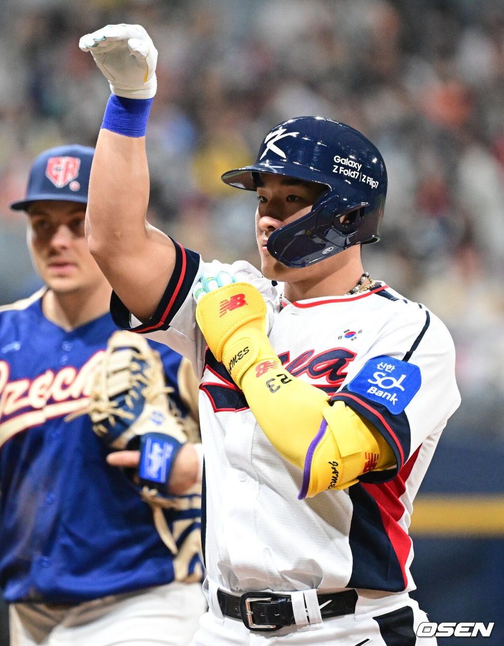 8일 서울 구로구 고척스카이돔에서 ‘2025 NAVER K-BASEBALL SERIES’ 대한민국 야구 대표팀과 체코 야구 대표팀의 경기가 열렸다.한국은 8일과 9일 2025 K-베이스볼 시리즈 체코 대표팀과의 2경기를 시작으로 15일과 16일 양일에 걸쳐 도쿄돔에서 일본 대표팀과 2경기를 치른다. 3회말 1사 한국 안현민이 안타를 날린 뒤 세리머니를 하고 있다. 2025.11.08 /cej@osen.co.kr