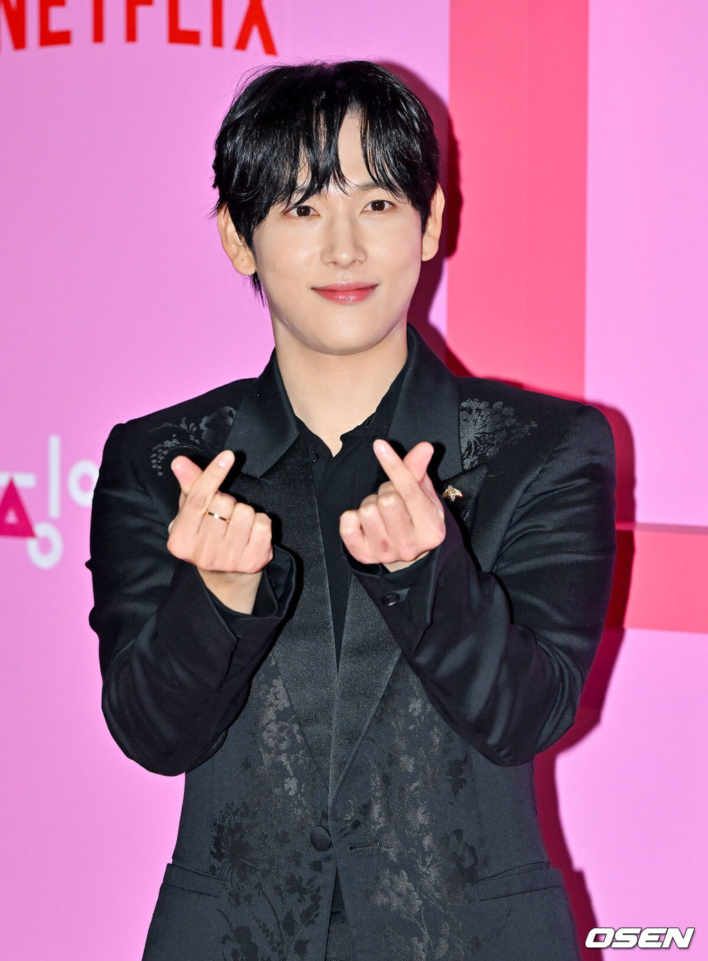 9일 오후 서울 중구 동대문디자인플라자(DDP)에서 넷플릭스 오리지널 시리즈 '오징어 게임' 시즌2 월드 프리미어 이벤가 진행됐다.배우 이정재, 이병헌, 임시완, 강하늘, 위하준, 박규영, 이진욱, 박성훈, 양동근, 강애심, 이서환, 조유리가 출연하는 ‘오징어 게임’ 시즌2는 복수를 다짐하고 다시 돌아와 게임에 참가하는 기훈(이정재)과 그를 맞이하는 프론트맨(이병헌)의 치열한 대결, 그리고 다시 시작되는 진짜 게임을 담은 이야기로 12월 26일 공개된다.핑크카펫에서 배우 임시완이 포즈를 취하고 있다 2024.12.09 / soul1014@osen.co.kr