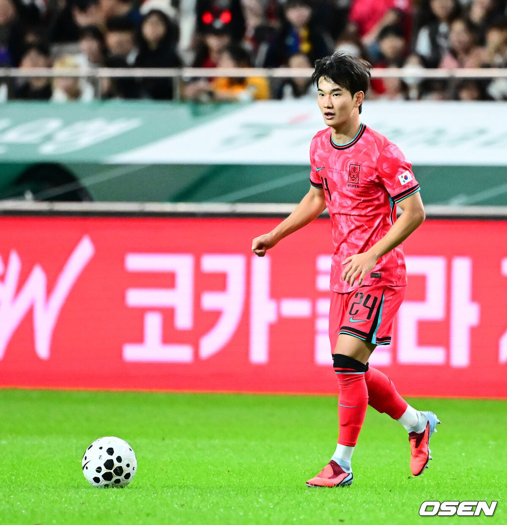 한국 축구가 안방에서 '남미 강호' 파라과이를 물리치며 사상 최초의 2026 국제축구연맹(FIFA) 북중미 월드컵 포트 2 확보에 청신호를 켰다.한국 축구대표팀은 14일 오후 8시 서울월드컵경기장에서 열린 A매치 친선 경기에서 파라과이를 2-0으로 제압했다. 지난 10일 일본 원정에서 2-2로 비기고 온 파라과이는 한국에 덜미를 잡히며 10월 아시아 투어를 1무 1패로 마감하게 됐다.전반 한국 김진규가 패스할 곳을 찾고 있다. 2025.10.14. /jpnews@osen.co.kr