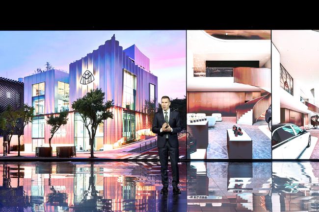 메르세데스-벤츠 코리아 마티아스 바이틀 대표이사가 14일 인천 파라다이스시티에서 진행된 '메르세데스-벤츠 미래 전략 간담회'에서 마이바흐 브랜드센터 서울에 대해 발표하고 있다.