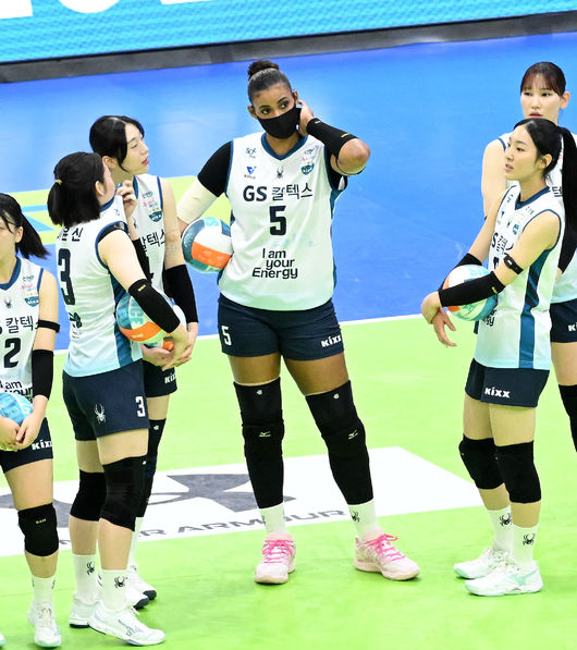 감기 증세로 마스크 쓰고 경기 출전한 실바