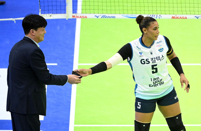 실바의 마스크 직접 받는 이영택 감독