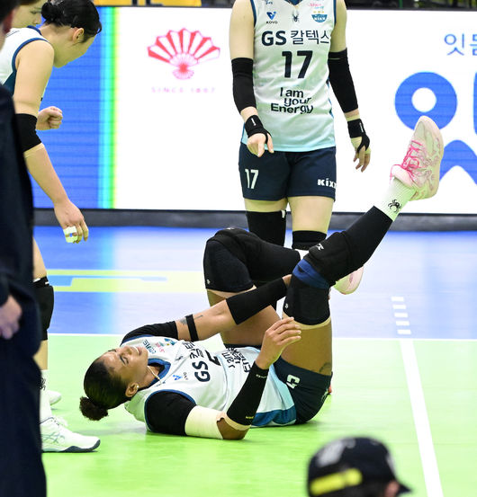 얼마나 열심히 뛰었으면...다리에 쥐가 나 코트에 쓰러진 실바