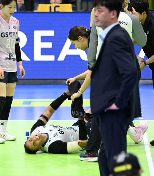 고통스러워하는 실바 차마 볼 수 없는 이영택 감독