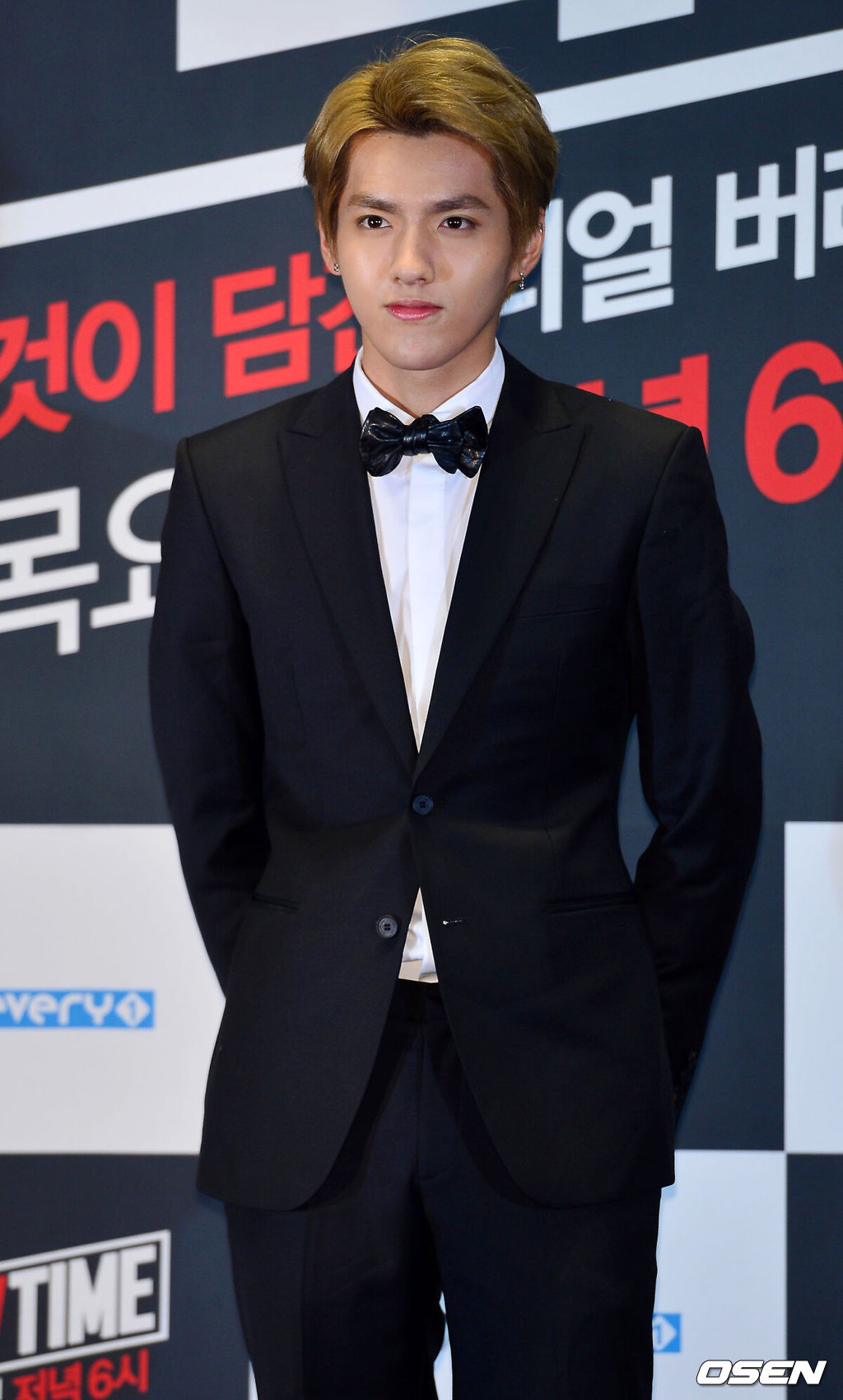 28일 오후 서울 영등포구 여의도 IFC몰 여의도CGV에서 열린 MBC에브리원 '엑소의 쇼타임'(EXO's Show Time) 제작발표회에서 엑소의 크리스가 포토타임을 갖고 있다.이 자리에는 그룹 엑소(EXO) 멤버 전원(수호 백현 디오 카이 세훈 찬열 시우민 루한 크리스 레이 첸 타오)이 참석했다. 첫 방송에 앞서 '엑소의 쇼타임' 측은 공식 홈페이지 게시판을 통해 엑소에게 궁금한Q(Question)를 받는다는 공지가 올렸고 순식간에 1만여 건이 넘는 글이 폭주해 프로그램에 대한 시청자들의 기대감을 반증했다. 첫 방송에서는 앞서 포털사이트 TV 캐스트를 통해 선공개 된 후 폭발적인 반응을 끌어냈던 '엑소 얼굴 구별법' 외에도, '엑소 중 가장 잘 생긴 멤버는 누구인가요?' 등 엑소에게 궁금했던 사소한 질문들부터 엑소 멤버들을 당황시킨 상상초월의 기발한 질문들까지 다양한 질문(Q)들이 공개될 예정이다. 또 엑소는 이날 준비된 모든 질문에 답을 마친 후 첫 방송을 기념해 팬들을 향한 윙크 파도타기를 선물하기도 했다. 특히 윙크 한 번에도 부끄러움을 주체하지 못하고 얼굴이 홍당무가 된 멤버들과 상황극까지 준비해 열연하는 멤버들의 모습 등 여심을 홀리는 12인 12색 엑소의 사랑스런 매력이 또 한 번 화제로 떠오를 전망.한편 '엑소의 쇼타임'은 오는 28일 목요일 오후 6시 방송된다. / rumi@osen.co.kr 