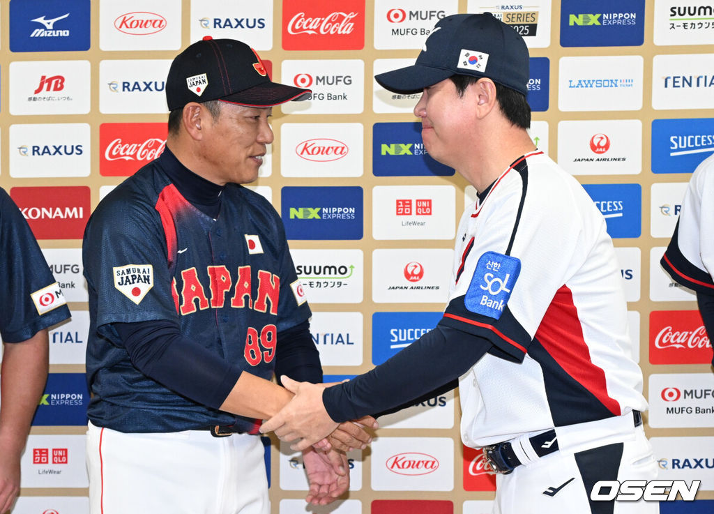 14일 일본 도쿄돔에서 월드베이스볼클래식(WBC) 대비 한일 평가전을 앞두고 공식 기자회견이 열렸다.한국 대표팀은 오는 14일까지 훈련을 하고 15일과 16일 일본과 두 차례 평가전을 치른다.일본 야구대표팀의 이바타 히로카즈 감독과 한국 야구대표팀의 류지현 감독이 악수를 나누고 있다. 2025.11.14 /cej@osen.co.kr