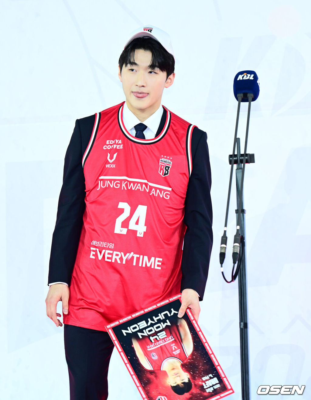 14일 오후 서울 잠실학생체육관에서 2025 KBL 신인선수 드래프트가 열렸다.지난 7일 열린 순위 추첨 행사에서 정관장은 7%의 확률을 뚫고 전체 1순위 지명권을 손에 넣었다. 이후 DB와 KCC가 차례로 2순위, 3순위 지명권을 획득했다. 그리고 소노가 로터리 픽 마지막을 차지했다. 삼성은 5순위, 이후로는 한국가스공사, 현대모비스, KT가 6~8순위 지명권을 얻었다. 우승 팀 창원 LG와 준우승 팀 서울 SK는 자동으로 10위와 9위에 자동 배정됐다.고려대 문유현이 1라운드 1순위로 정관장에 지명되며 인사를 하고 있다. 2025.11.14 /jpnews@osen.co.kr