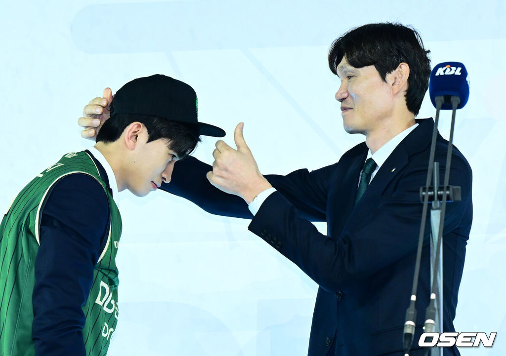 14일 오후 서울 잠실학생체육관에서 2025 KBL 신인선수 드래프트가 열렸다.지난 7일 열린 순위 추첨 행사에서 정관장은 7%의 확률을 뚫고 전체 1순위 지명권을 손에 넣었다. 이후 DB와 KCC가 차례로 2순위, 3순위 지명권을 획득했다. 그리고 소노가 로터리 픽 마지막을 차지했다. 삼성은 5순위, 이후로는 한국가스공사, 현대모비스, KT가 6~8순위 지명권을 얻었다. 우승 팀 창원 LG와 준우승 팀 서울 SK는 자동으로 10위와 9위에 자동 배정됐다.연세대 이유진이 1라운드 2순위로 DB에 지명되며 김주성 감독에게 모자를 건네받고 있다. 2025.11.14 /jpnews@osen.co.kr