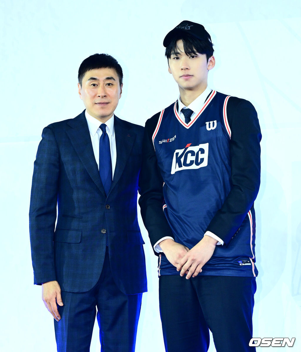 14일 오후 서울 잠실학생체육관에서 2025 KBL 신인선수 드래프트가 열렸다.지난 7일 열린 순위 추첨 행사에서 정관장은 7%의 확률을 뚫고 전체 1순위 지명권을 손에 넣었다. 이후 DB와 KCC가 차례로 2순위, 3순위 지명권을 획득했다. 그리고 소노가 로터리 픽 마지막을 차지했다. 삼성은 5순위, 이후로는 한국가스공사, 현대모비스, KT가 6~8순위 지명권을 얻었다. 우승 팀 창원 LG와 준우승 팀 서울 SK는 자동으로 10위와 9위에 자동 배정됐다.고려대 윤기찬이 1라운드 3순위로 KCC에 지명되며 이상민 감독과 기념 촬영을 하고 있다. 2025.11.14 /jpnews@osen.co.kr