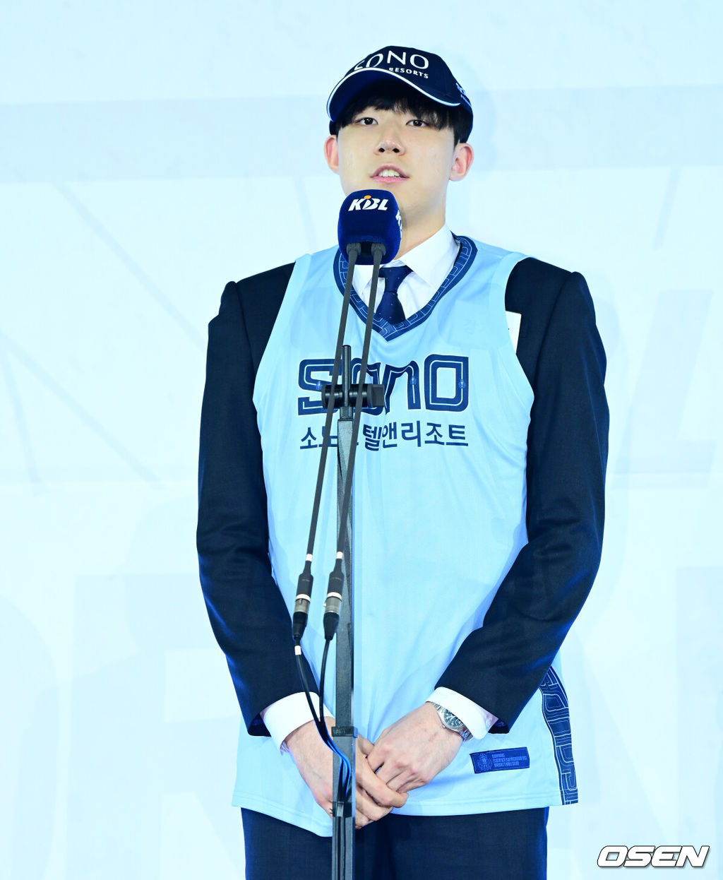 14일 오후 서울 잠실학생체육관에서 2025 KBL 신인선수 드래프트가 열렸다.지난 7일 열린 순위 추첨 행사에서 정관장은 7%의 확률을 뚫고 전체 1순위 지명권을 손에 넣었다. 이후 DB와 KCC가 차례로 2순위, 3순위 지명권을 획득했다. 그리고 소노가 로터리 픽 마지막을 차지했다. 삼성은 5순위, 이후로는 한국가스공사, 현대모비스, KT가 6~8순위 지명권을 얻었다. 우승 팀 창원 LG와 준우승 팀 서울 SK는 자동으로 10위와 9위에 자동 배정됐다.연세대 강지훈이 1라운드 4순위로 고양 소노에 지명되며 인사를 하고 있다. 2025.11.14 /jpnews@osen.co.kr