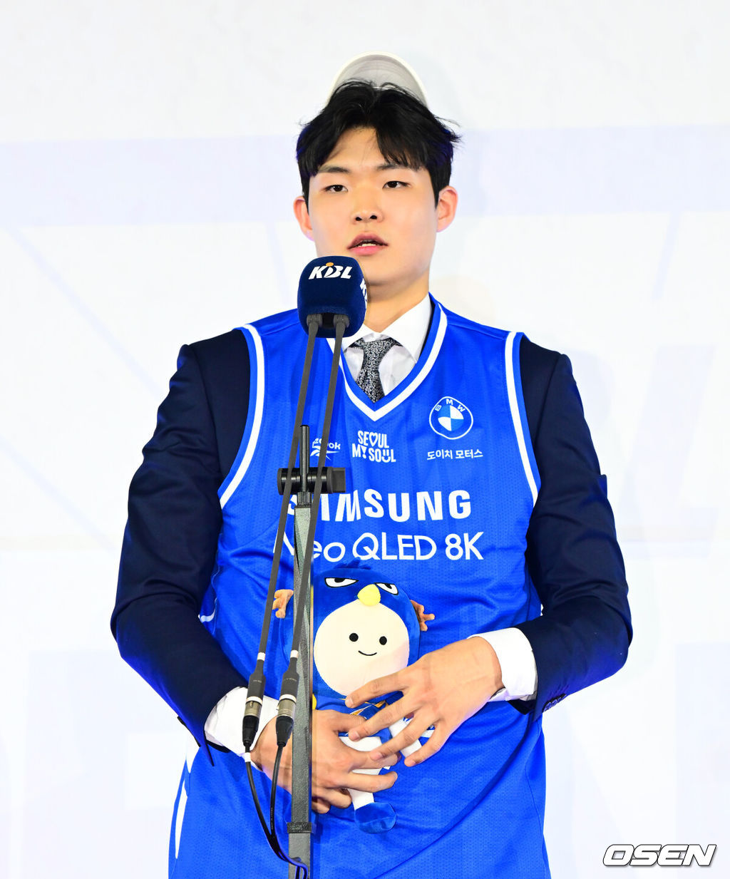 14일 오후 서울 잠실학생체육관에서 2025 KBL 신인선수 드래프트가 열렸다.지난 7일 열린 순위 추첨 행사에서 정관장은 7%의 확률을 뚫고 전체 1순위 지명권을 손에 넣었다. 이후 DB와 KCC가 차례로 2순위, 3순위 지명권을 획득했다. 그리고 소노가 로터리 픽 마지막을 차지했다. 삼성은 5순위, 이후로는 한국가스공사, 현대모비스, KT가 6~8순위 지명권을 얻었다. 우승 팀 창원 LG와 준우승 팀 서울 SK는 자동으로 10위와 9위에 자동 배정됐다.연세대 이규태가 1라운드 5순위로 삼성에 지명되며 인사를 하고 있다. 2025.11.14 /jpnews@osen.co.kr