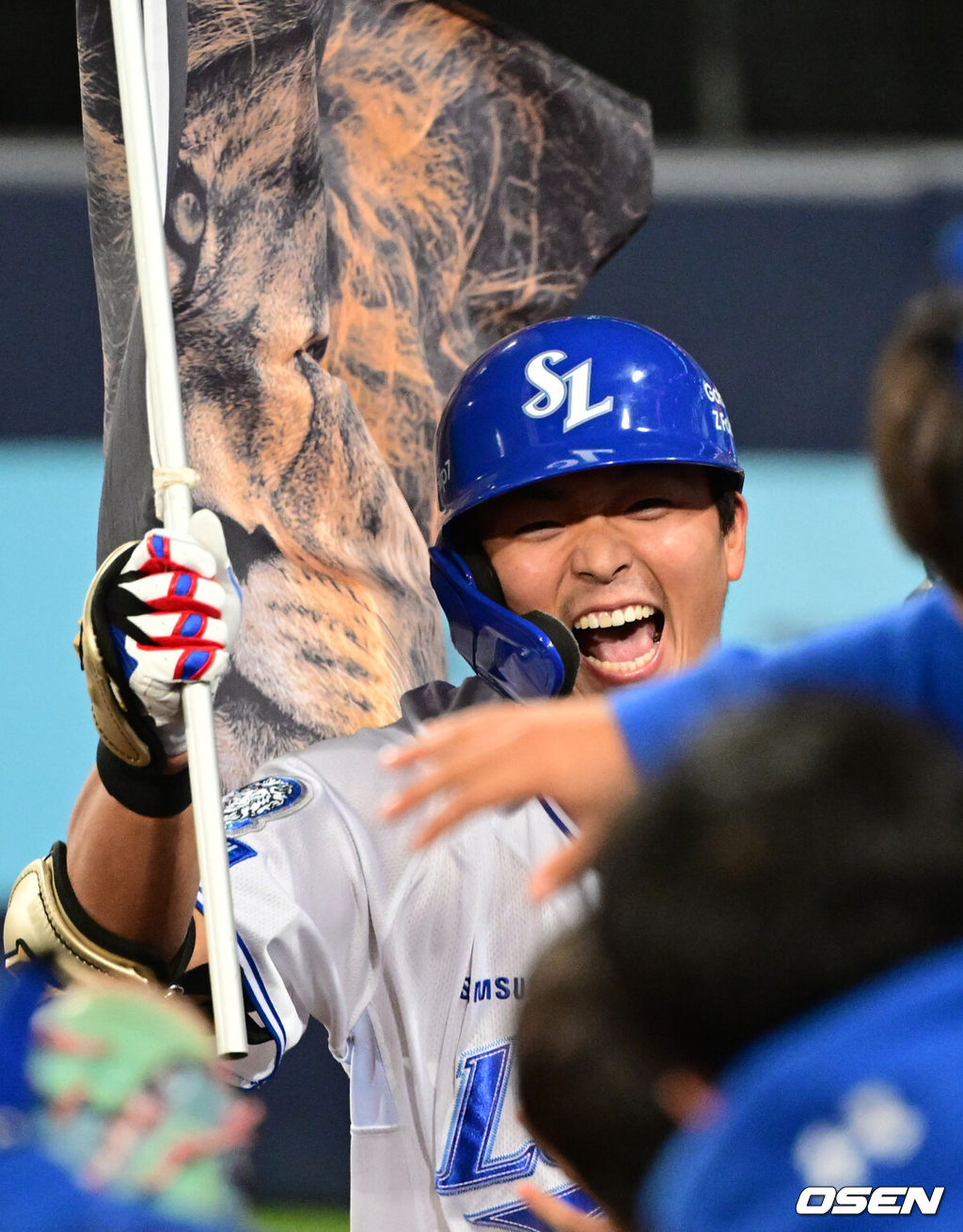 21일 대구 삼성라이온즈파크에서 2025 신한 SOL Bank KBO리그 포스트시즌 플레이오프 3차전 삼성 라이온즈와 한화 이글스의 경기가 열렸다.홈팀 삼성은 후라도, 방문팀 한화는 류현진을 선발로 내세웠다.4회말 2사 삼성 김태훈이 1점 홈런을 날린뒤 더그아웃에서 환영을 받고 있다. 2025.10.21 /cej@osen.co.kr