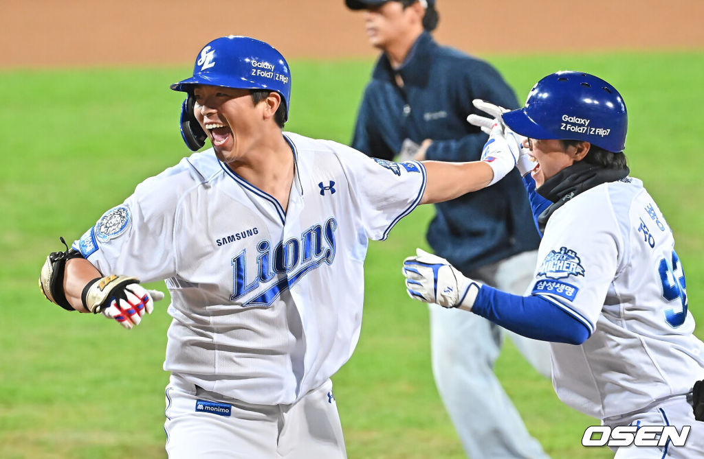21일 대구 삼성라이온즈파크에서 2025 신한 SOL뱅크 KBO 플레이오프 삼성 라이온즈와 한화 이글스의 3차전 경기가 열렸다. 홈팀 삼성은 후라도가, 방문팀 한화는 류현진이 선발 투수로 출전했다.삼성 라이온즈 김태훈이 4회말 2사 우월 솔로 홈런을 치고 기뻐하고 있다. 2025.10.21 / foto0307@osen.co.kr