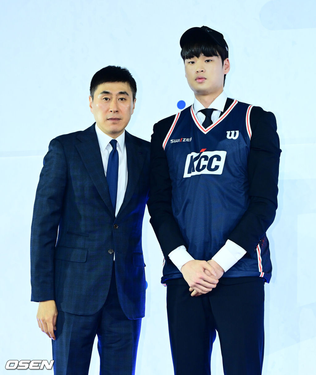 14일 오후 서울 잠실학생체육관에서 2025 KBL 신인선수 드래프트가 열렸다.지난 7일 열린 순위 추첨 행사에서 정관장은 7%의 확률을 뚫고 전체 1순위 지명권을 손에 넣었다. 이후 DB와 KCC가 차례로 2순위, 3순위 지명권을 획득했다. 그리고 소노가 로터리 픽 마지막을 차지했다. 삼성은 5순위, 이후로는 한국가스공사, 현대모비스, KT가 6~8순위 지명권을 얻었다. 우승 팀 창원 LG와 준우승 팀 서울 SK는 자동으로 10위와 9위에 자동 배정됐다.연세대 강태현이 2라운드 8순위로 KCC에 지명되며 이상민 감독과 기념촬영을 하고 있다. 2025.11.14 /jpnews@osen.co.kr