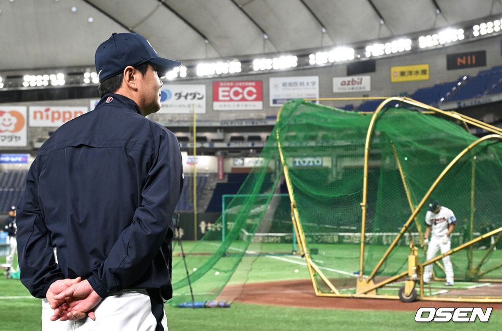 류지현 감독이 이끄는 대한민국 야구 대표팀이 14일 일본 도쿄돔에서 월드베이스볼클래식(WBC) 대비 한일 평가전을 앞두고 훈련을 가졌다. 한국 대표팀은 14일일 훈련을 하고 15일과 16일 일본과 두 차례 평가전을 치른다.류지현 감독이 선수단 훈련을 지켜보고 있다. 2025.11.14 /cej@osen.co.kr