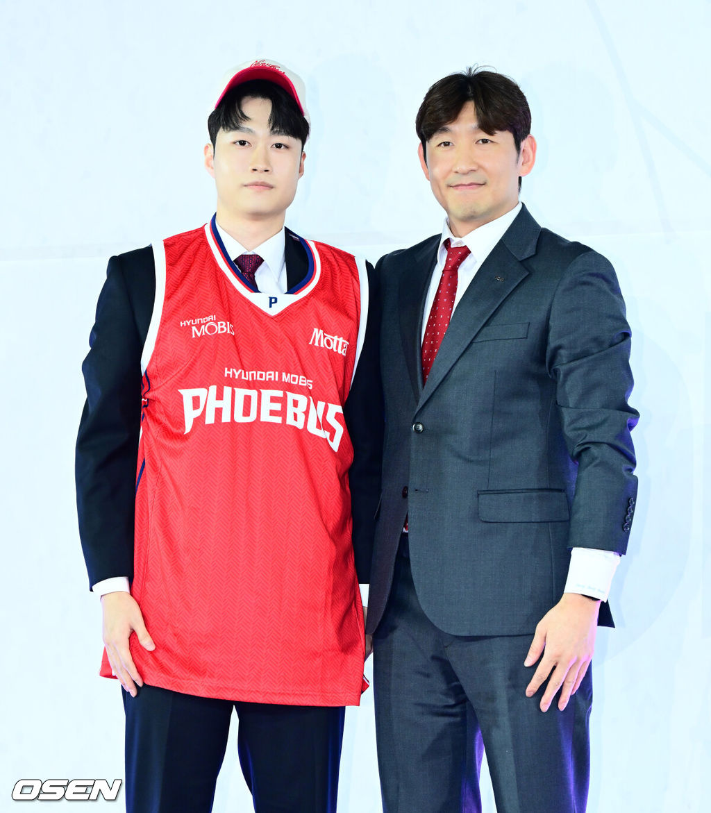 14일 오후 서울 잠실학생체육관에서 2025 KBL 신인선수 드래프트가 열렸다.지난 7일 열린 순위 추첨 행사에서 정관장은 7%의 확률을 뚫고 전체 1순위 지명권을 손에 넣었다. 이후 DB와 KCC가 차례로 2순위, 3순위 지명권을 획득했다. 그리고 소노가 로터리 픽 마지막을 차지했다. 삼성은 5순위, 이후로는 한국가스공사, 현대모비스, KT가 6~8순위 지명권을 얻었다. 우승 팀 창원 LG와 준우승 팀 서울 SK는 자동으로 10위와 9위에 자동 배정됐다.고려대 박정환이 2라운드 4순위로 현대모비스에 지명되며 양동근 감독과 기념촬영을 하고 있다. 2025.11.14 /jpnews@osen.co.kr