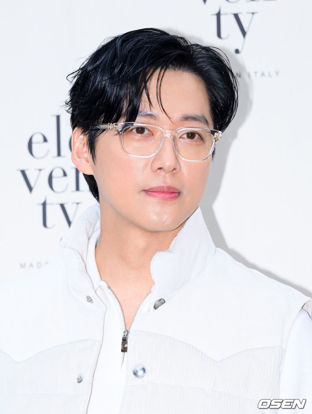 23일 오후 서울 북촌 휘겸재에서 이탈리아 하이엔드 브랜드 일레븐티 FW2025 익스클루시브 프리뷰 기념 포토콜 행사가 진행됐다.이날 행사에는 배우 남궁민과 공명이 참석했다.배우 남궁민이 포토타임을 가지고 있다. 2025.09.23 /sunday@osen.co.kr