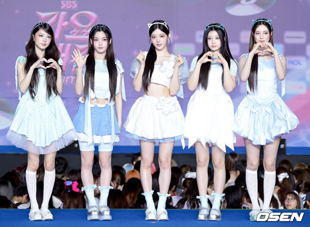 27일 오후 경기도 고양시 일산서구 킨텍스 제1전시장에서 '2025 SBS 가요대전 Summer' 블루카펫 행사가 열렸다.이날 행사에는 NCT 드림, 아이들, 투모로우바이투게더, 스테이씨, 엔하이픈, 아일릿, 베이비몬스터, 킥플립, 하츠투하츠, 키키, 클로즈유어아이즈, 힛지스, 우즈, 베이비돈크라이, 아이딧 등이 출연한다. 아일릿이 포즈를 취하고 있다. 2025.07.27 /cej@osen.co.kr