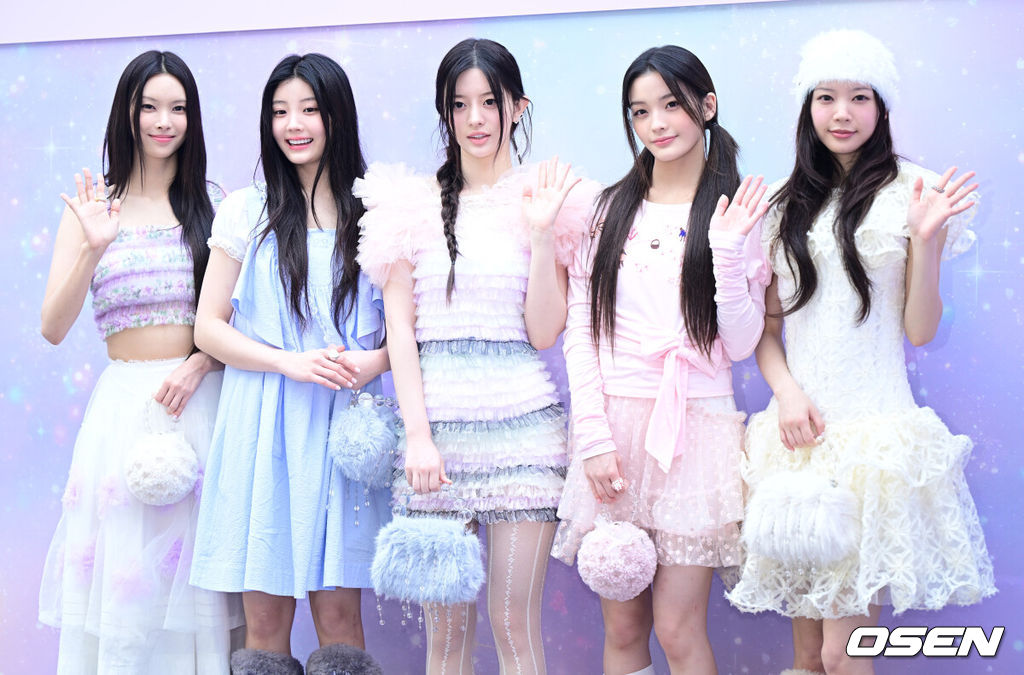 29일 오전 서울 신사동의 한 매장에서 패션브랜드 협업 컬렉션 출시 포토콜 행사가 열렸다.이날 행사에는 걸그룹 아일릿(윤아, 민주, 모카, 원희, 이로하)과 키키 지유, 이솔, 하음 등이 참석했다.그룹 아일릿이 포토타임을 하고 있다. 2025.09.29 / dreamer@osen.co.kr