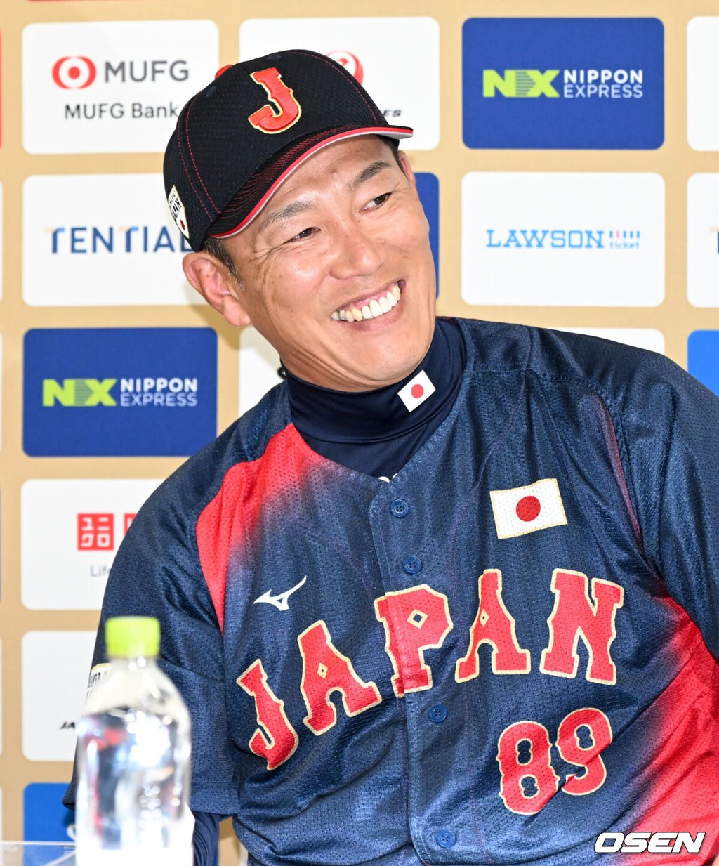 14일 일본 도쿄돔에서 월드베이스볼클래식(WBC) 대비 한일 평가전을 앞두고 공식 기자회견이 열렸다.한국 대표팀은 오는 14일까지 훈련을 하고 15일과 16일 일본과 두 차례 평가전을 치른다.일본 이바타 히로카즈 감독이 메이저리거 관련 질문에 웃음을 보이고 있다. 2025.11.14 /cej@osen.co.kr