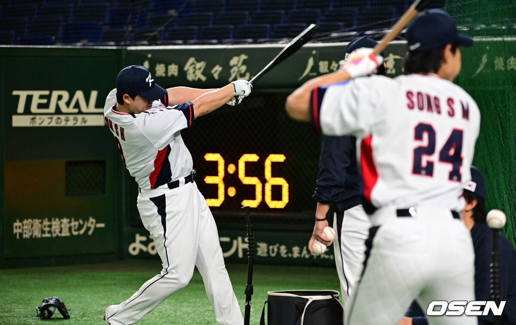 류지현 감독이 이끄는 대한민국 야구 대표팀이 14일 일본 도쿄돔에서 월드베이스볼클래식(WBC) 대비 한일 평가전을 앞두고 훈련을 가졌다. 한국 대표팀은 14일일 훈련을 하고 15일과 16일 일본과 두 차례 평가전을 치른다.노시환이 타격 훈련을 하고 있다. 2025.11.14 /cej@osen.co.kr