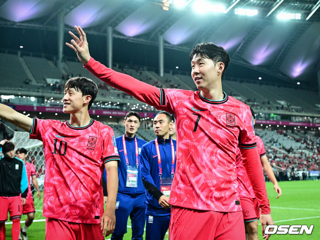 대한민국 대표팀이 무려 15년 만에 패배 없이 최종예선을 마무리했다. 홍명보 감독이 이끄는 대한민국 축구 국가대표팀은 10일 서울월드컵경기장에서 열린 2026 국제축구연맹(FIFA) 북중미 월드컵 아시아지역 최종예선 3차 예선 B조 10차전에서 쿠웨이트와 맞붙어 4-0으로 대승했다.대표팀 이재성, 손흥민이 관중을 향해 인사를 하고 있다. 2025.06.10 /cej@osen.co.kr