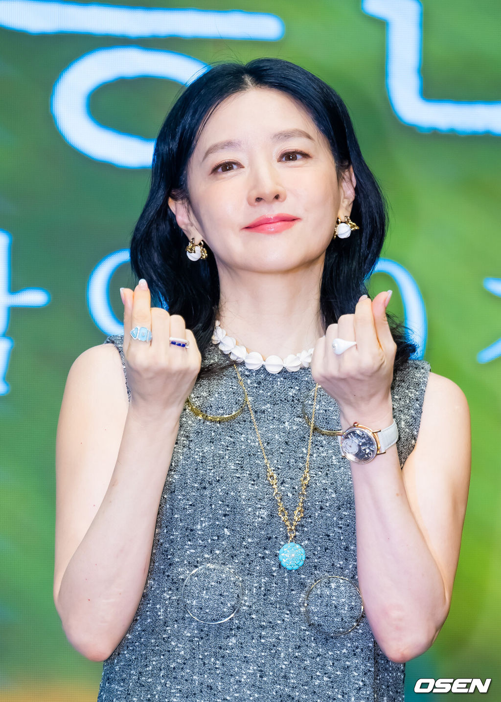 16일 서울 구로구 더세인트 그랜드볼룸에서 KBS2 새 토일드라마 ‘은수 좋은 날’ 제작발표회가 열렸다. 20일 첫 방송 예정인 ‘은수 좋은 날’(연출 송현욱, 극본 전영신)은 가족을 지키고 싶은 학부모 강은수(이영애 분)와 두 얼굴의 선생 이경(김영광 분)이 우연히 얻은 마약 가방으로 벌이는 위험 처절한 동업 일지를 그린 작품이다.배우 이영애가 입장하며 포즈를 취하고 있다. 2025.09.16 / rumi@osen.co.kr