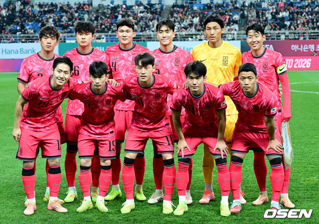 14일 오후 대전월드컵경기장에서 대한민국과 볼리비아의 축구 국가대표팀 평가전이 열렸다.홍명보호는 내년 6월 열리는 2026 국제축구협회(FIFA) 북중미월드컵을 앞두고 월드컵 남미 예선에서 7위를 거두며 플레이오프에 진출한 볼리비아를 상대로 본선에서의 경쟁력을 시험할 기회를 갖는다.한국 베스트11이 기념 촬영을 하고 있다. 2025.11.14 / dreamer@osen.co.kr