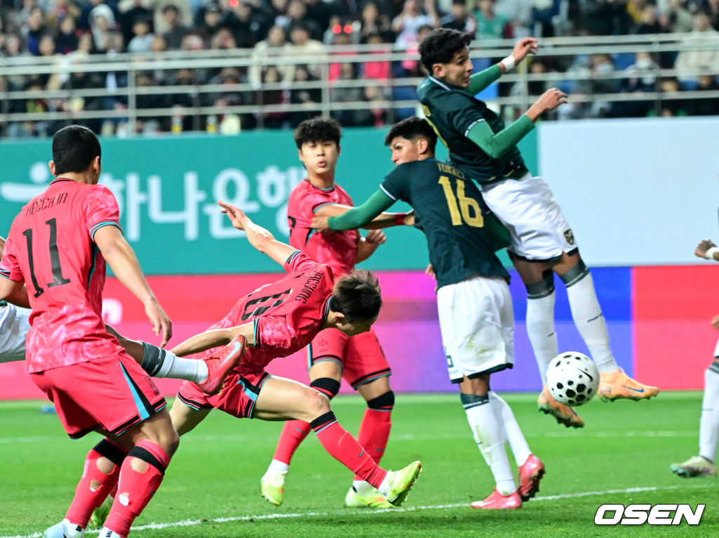 14일 오후 대전월드컵경기장에서 대한민국과 볼리비아의 축구 국가대표팀 평가전이 열렸다.홍명보호는 내년 6월 열리는 2026 국제축구협회(FIFA) 북중미월드컵을 앞두고 월드컵 남미 예선에서 7위를 거두며 플레이오프에 진출한 볼리비아를 상대로 본선에서의 경쟁력을 시험할 기회를 갖는다.전반 한국 이재성이 헤더 슈팅을 시도하고 있다. 2025.11.14 / dreamer@osen.co.kr