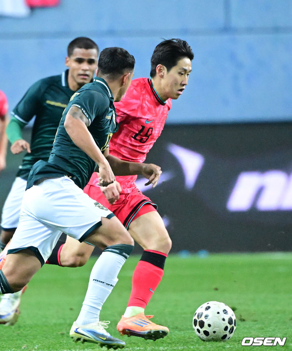 14일 오후 대전월드컵경기장에서 대한민국과 볼리비아의 축구 국가대표팀 평가전이 열렸다.홍명보호는 내년 6월 열리는 2026 국제축구협회(FIFA) 북중미월드컵을 앞두고 월드컵 남미 예선에서 7위를 거두며 플레이오프에 진출한 볼리비아를 상대로 본선에서의 경쟁력을 시험할 기회를 갖는다.전반 한국 이강인이 돌파를 펼치고 있다. 2025.11.14 / dreamer@osen.co.kr